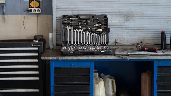 Officine abusive in Italia: scattano blitz e maxi-sequestri
