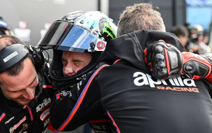 MotoGP, GP di Gran Bretagna: Bezzecchi trionfa con la sua Aprilia