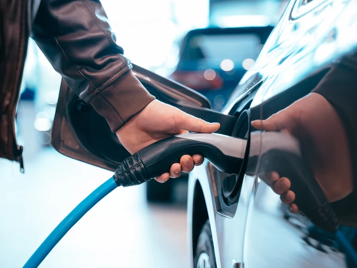 Oltre 2 milioni di auto elettriche immatricolate in Europa nel 2025: +26,2% rispetto al 2024