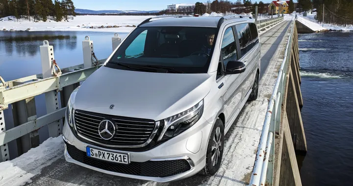 Mercedes EQV si fa vedere durante i test sulla neve | Immagini