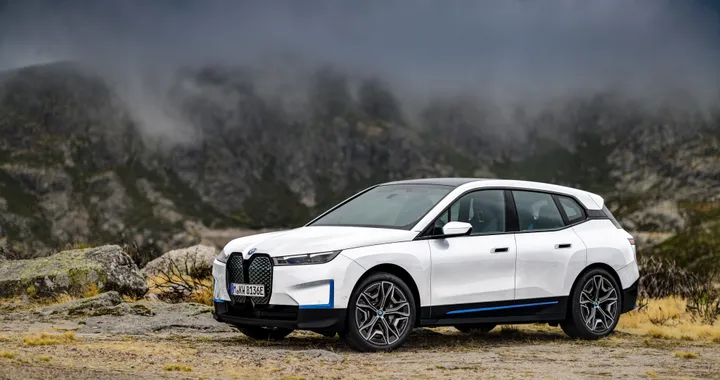 BMW iX elettrica, in futuro potrebbe arrivare una variante ad alte prestazioni