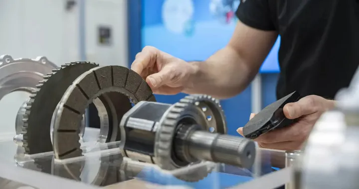Mercedes reinventa i freni per le elettriche del futuro: ecco come