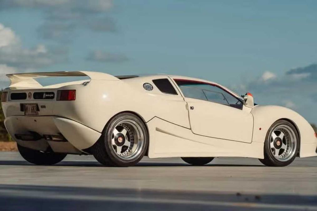 Una supercar V12 rara al mondo all’asta: il legame con Lamborghini