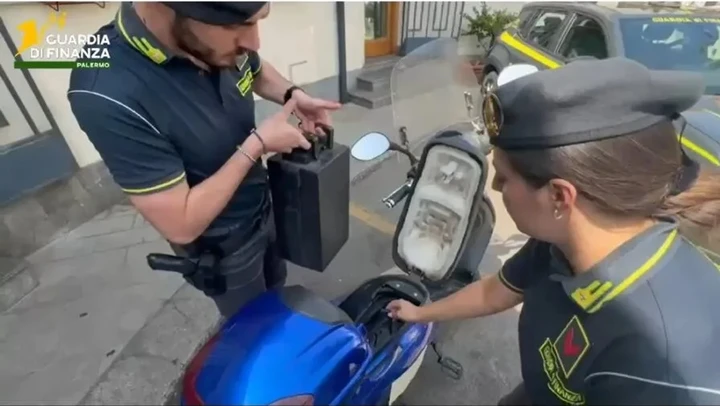 Sequestro di e-bike cinesi illegali: circolavano come scooter senza targa
