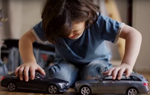 Sicurezza attiva Mercedes: un gioco "da bambini" | video