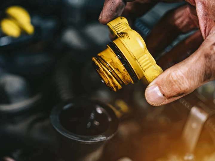 Ecco le soluzioni più economiche per effettuare il cambio dell’olio senza sollevare il veicolo