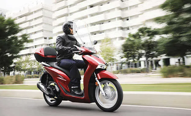 Honda SH: buon compleanno! Il celebre scooter festeggia i 40 anni in Italia