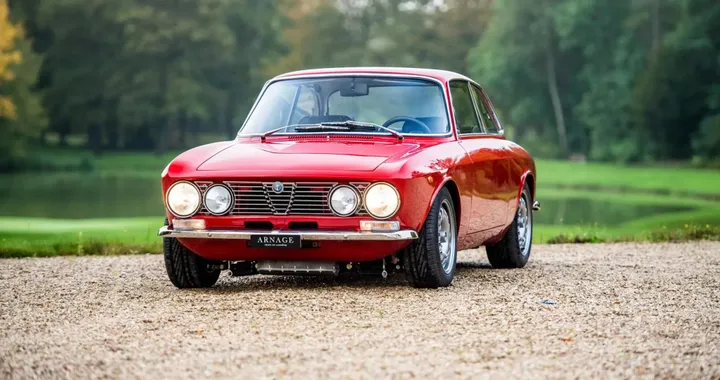 Alfa Romeo GTV 2000 del 1974 restaurata da Arnage Classic Cars