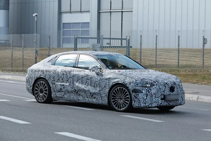 Mercedes Classe C elettrica: le nuove foto spia mostrano un abitacolo hi-tech