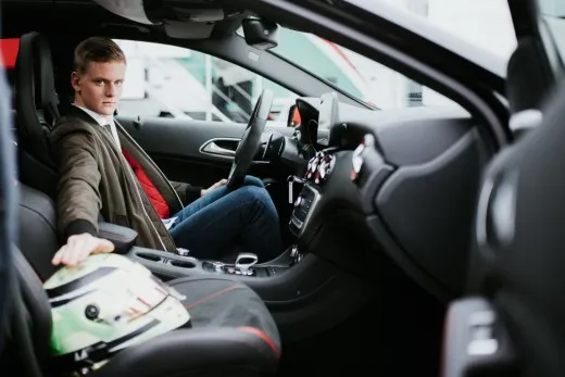 Mick Schumacher alle prese con la scuola guida diventa una web series