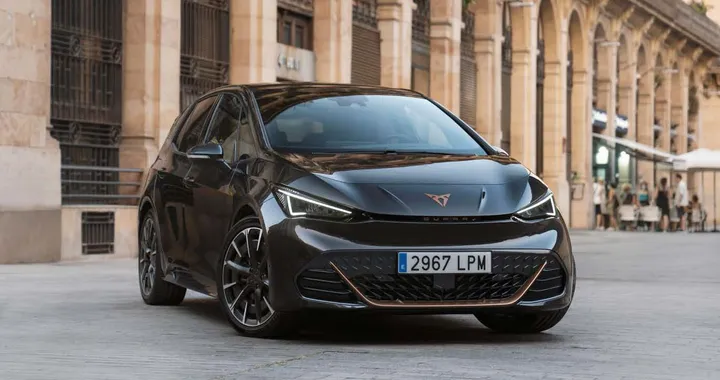 CUPRA Born, piccole novità di connettività e sicurezza per l'elettrica