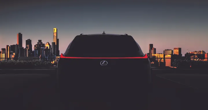 Da Lexus il primo teaser della UX che vedremo a Ginevra