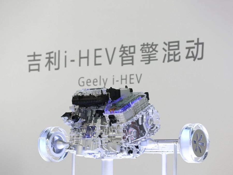 Geely i-HEV, il motore ibrido gestito dall’AI stabilisce il record per l'efficienza termica