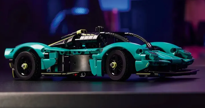 Aston Martin Valkyrie LEGO Technic, un'hypercar da oltre 700 mattoncini