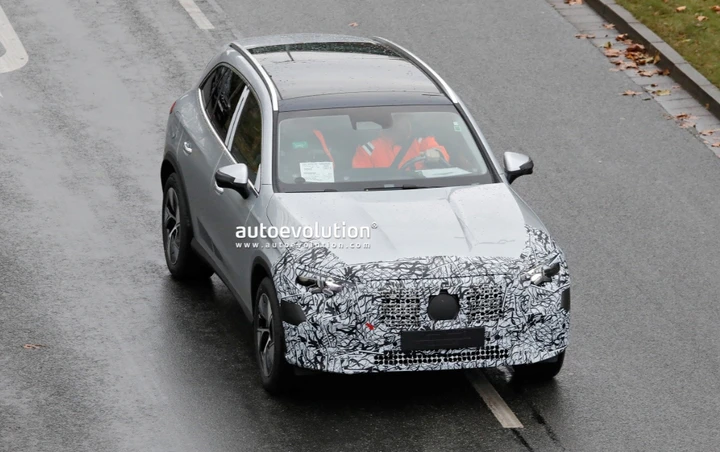Mercedes GLC, non solo elettrica: si lavora al restyling del modello endotermico | Foto spia