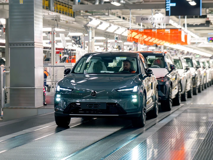 Volvo EX60, al via la produzione in Svezia