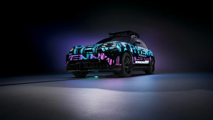 Porsche Cayenne Electric, per il nuovo SUV anche la ricarica wireless