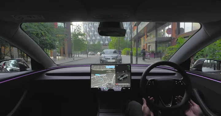 Tesla mette alla prova la Full Self Driving nel traffico di Londra | Video