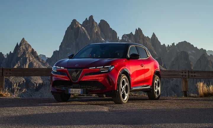 Nuova Alfa Romeo Junior Sport Speciale 2026: anche ibrida e 100% elettrica