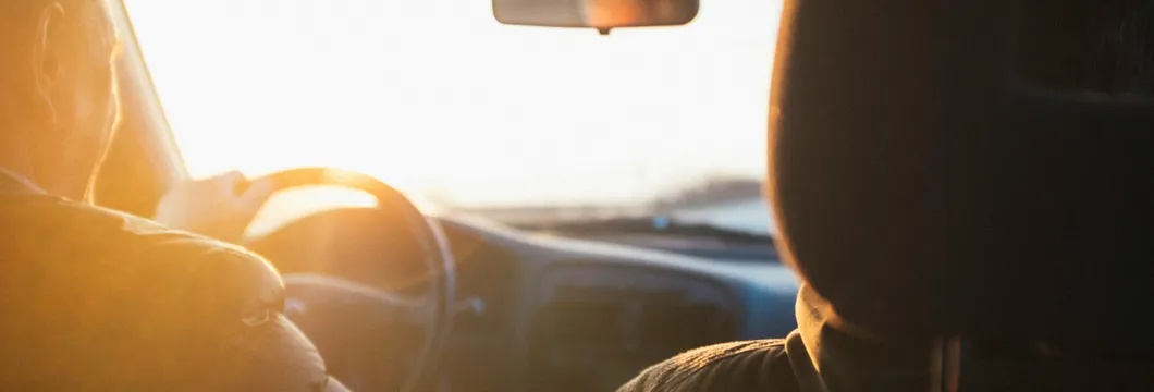 Che temperatura raggiunge un'auto al sole: i rischi e come proteggersi