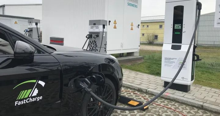 Porsche, i risultati del progetto FastCharge: ricarica ultra rapida fino a 450 kW