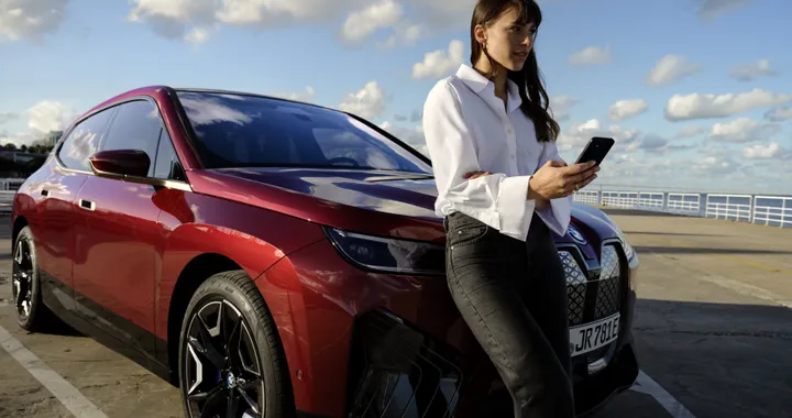 BMW, aggiornamento OTA per iDrive 7 e 8
