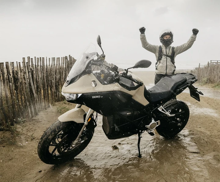 Moto elettrica, record di autonomia: una Zero DS fa 436 km con una sola carica