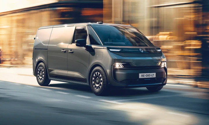 Renault presenta il suo primo veicolo elettrico a 800 V: è un furgone. Ecco Trafic E-Tech Electric