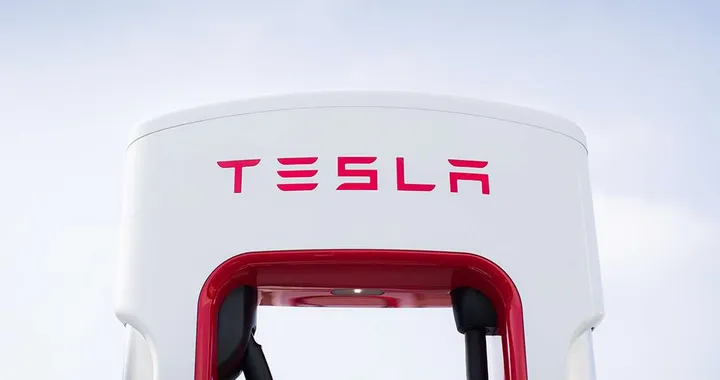 Aprono i Tesla Supercharger V3 da 250 kW: ricarica completa in meno di mezz'ora