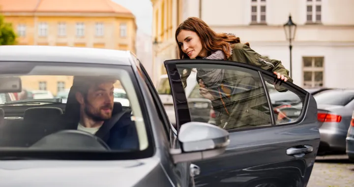 Uber punta ad una flotta solo elettrica entro il 2040: accordo con Renault e Nissan