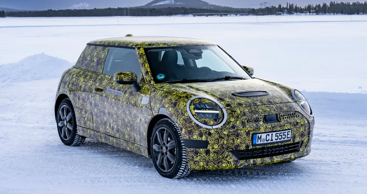 MINI elettrica, la nuova generazione si fa vedere sulle nevi del Nord Europa