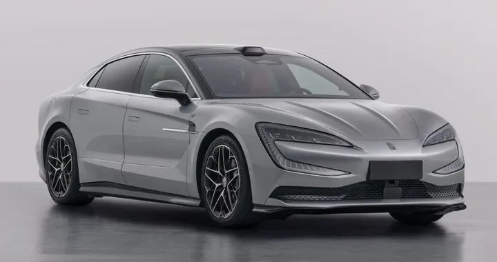 YangWang U7, oltre 1.300 CV per la berlina elettrica di BYD