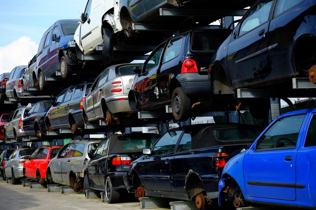 Auto fuori uso con fermo amministrativo, adesso si possono rottamare e cancellare dal PRA