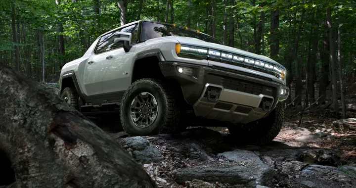 Hummer elettrico, la batteria pesa quanto un'auto