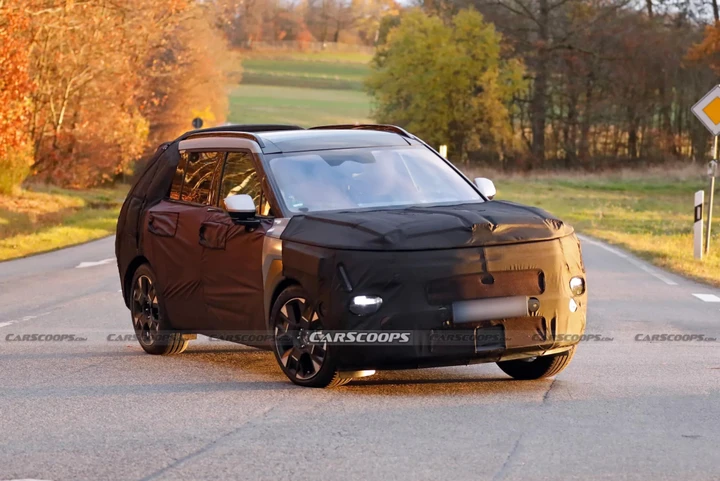 Nuova Hyundai Tucson 2027, look in stile Santa Fe per il SUV: ecco le ultime foto spia