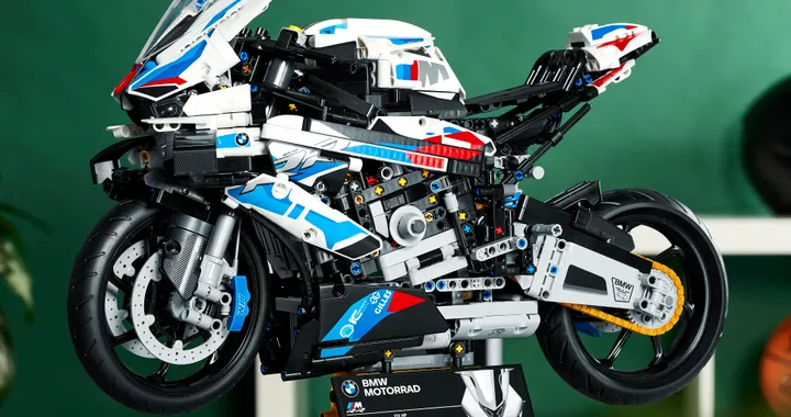 BMW M 1000 RR, ecco il kit LEGO Technic. Arriva in tempo per la Befana