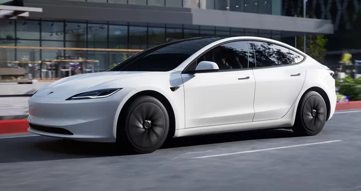 Tesla aggiorna la Model 3 2027: scatto record, più km e nuovo schermo