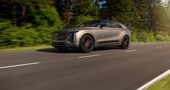 Cadillac LYRIQ-V: il crossover elettrico debutta ufficialmente in Europa