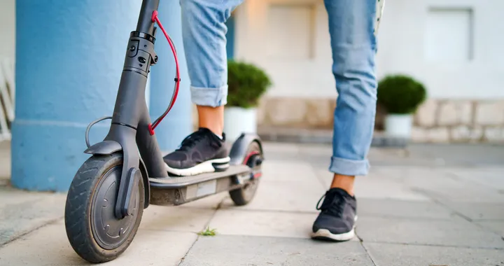 Monopattini elettrici: assicurazione, targa e casco. Le regole del Codice della Strada
