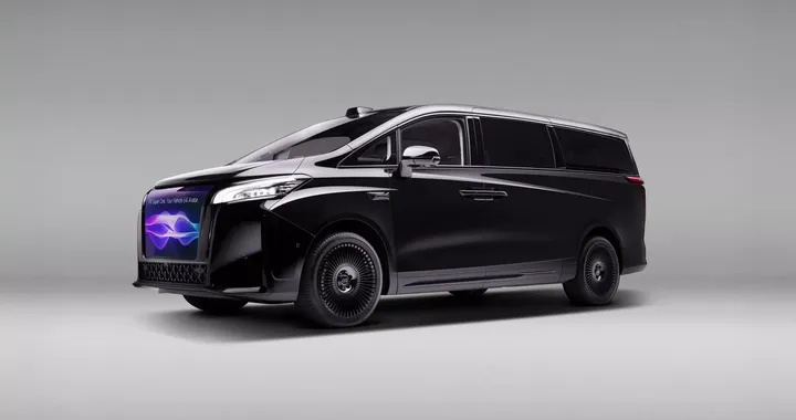Il minivan Faraday Future FX Super One ha un frontale che parla con il guidatore