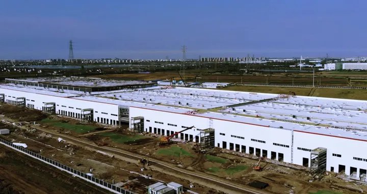 I lavori della Gigafactory 3 di Tesla procedono decisamente rapidi | Video