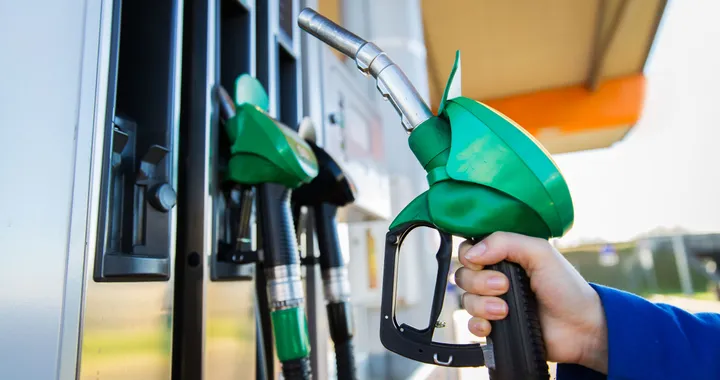 Prezzi carburanti ancora più giù: benzina ai minimi dal 2022