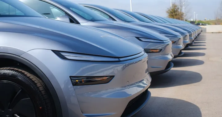 Tesla, continua il crollo in Europa: vendite dimezzate ad aprile 2025