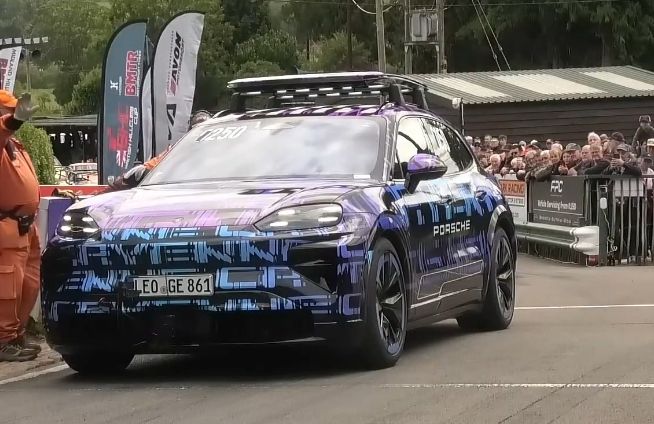 Porsche Cayenne elettrica: battuta la Bentley Bentayga W12 in una cronoscalata da record