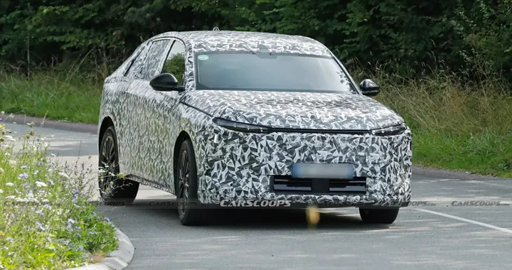 DS 7 2026, si lavora alla nuova generazione: ecco le prime foto spia