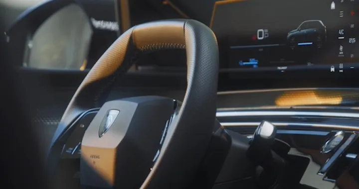 Peugeot e-5008, primi dettagli degli interni del nuovo SUV elettrico