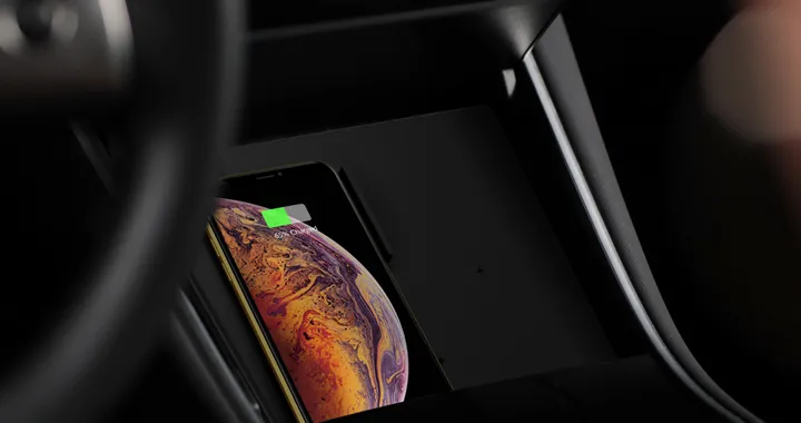 Tesla Model 3: nuova base di ricarica wireless per smartphone