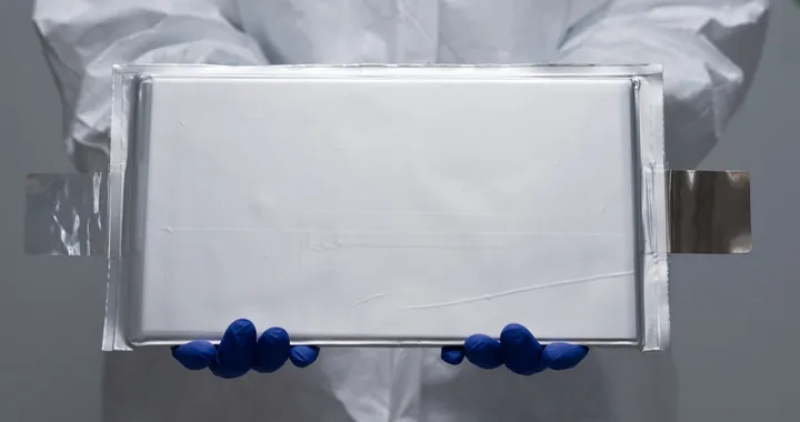 Stellantis punta sulle batterie allo stato solido. Accordo con Factorial Energy