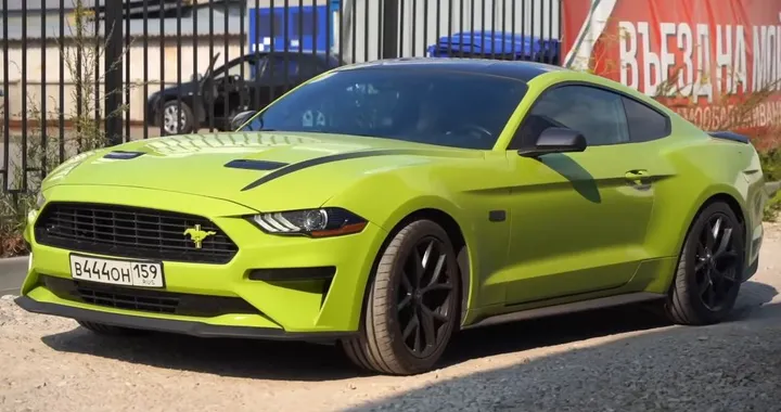 Spende 25.000 dollari per un container e ci trova dentro una Mustang