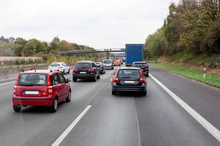 Da 130 a 120 km/h, il limite in autostrada può cambiare: l'ombra dell'austerity